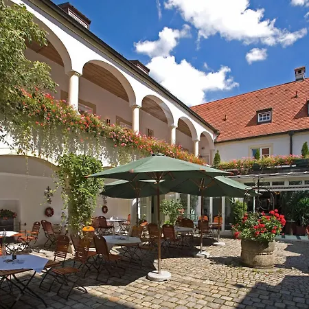 Neufahrn Otel